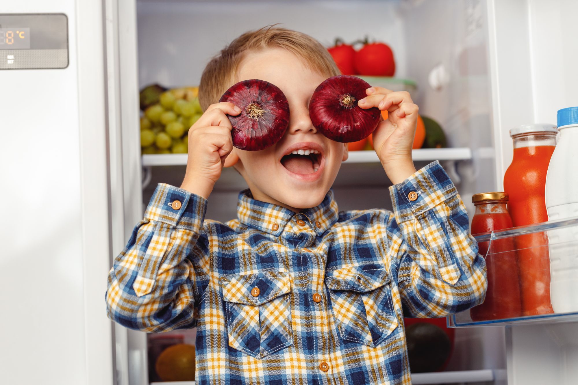 little-boy-standing-near-the-open-fridge-2023-11-27-05-33-31-utc Showroom Simonin Electroménager Genève