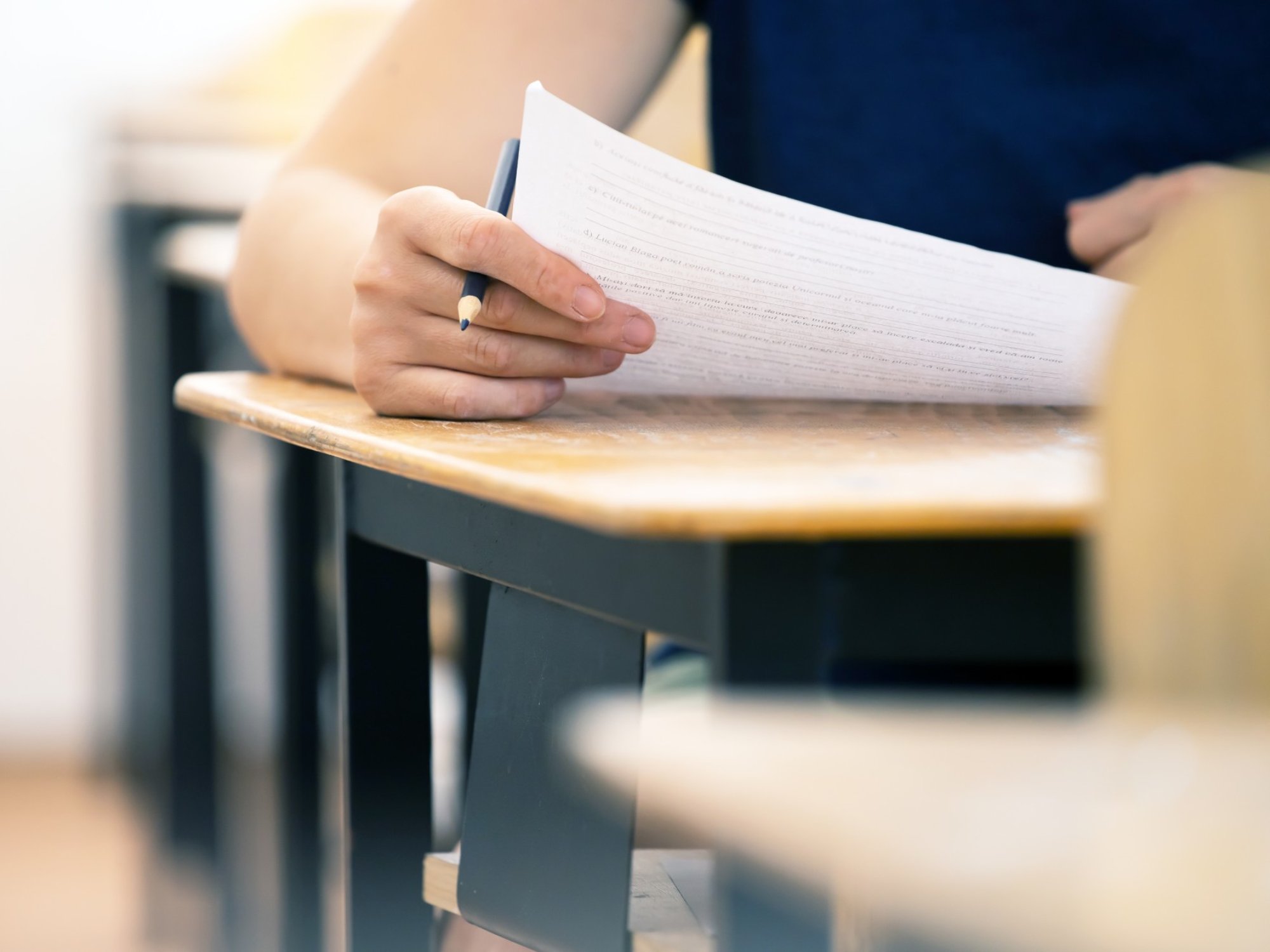 student-writing-final-exam-in-classroom-2023-11-27-04-57-23-utc https://elements.envato.com/fr/student-writing-final-exam-in-classroom-DNL4LC5